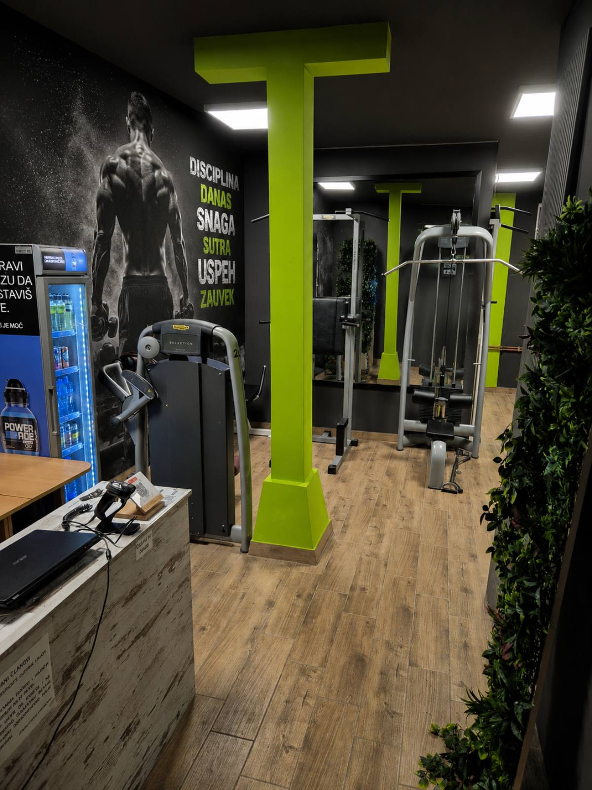Unutrašnjost teretane Fitness Centar Lokomotiva 013 u Vršcu